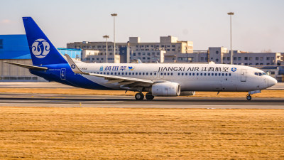 江西航空飞机停在机场跑道