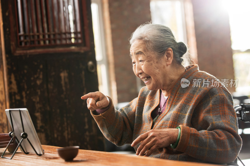 老年人用平板电脑看视频