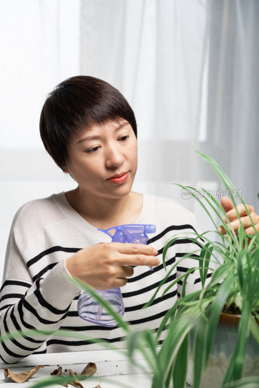 在家修剪花草的中国女性形象