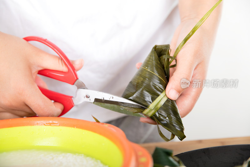 中国传统节日端午节包粽子