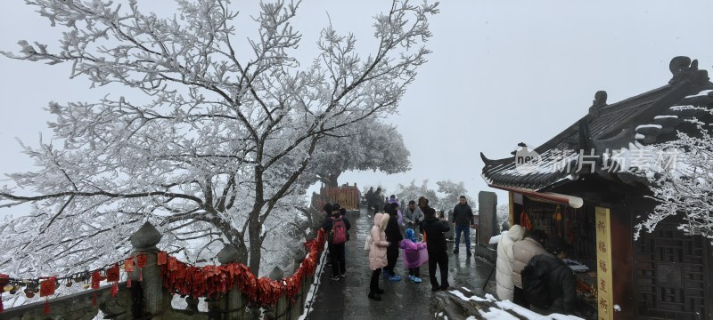 湖北武当山景区冬天大雪雾凇古建筑旅游