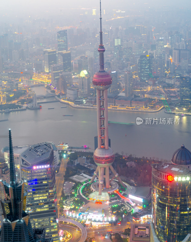 上海陆家嘴金融中心，东方明珠塔黄昏风光