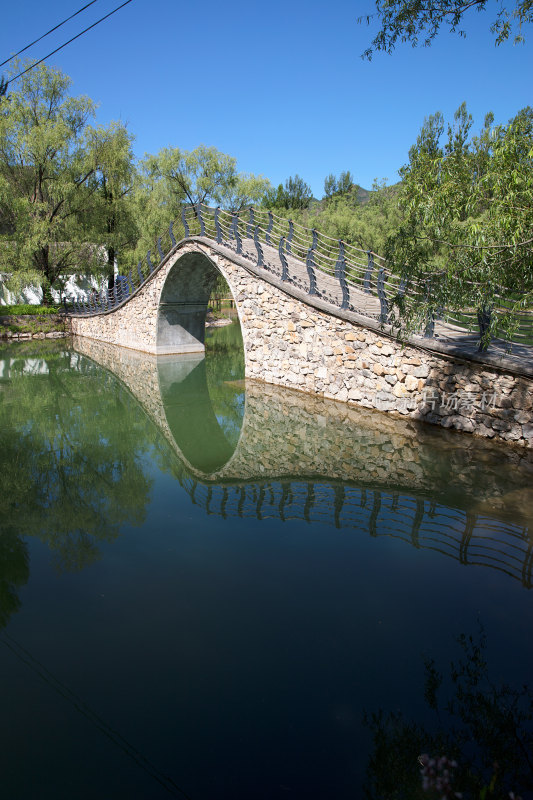 百里画廊滴水壶景区的跨湖石桥