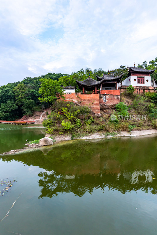 湖北黄冈东坡赤壁建筑倒影景观