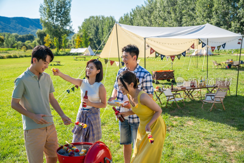 一群人在露营地野餐