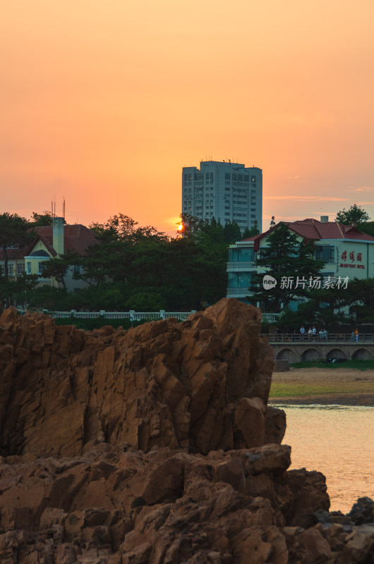 青岛太平角公园海边的夕阳风景