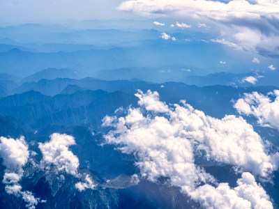 飞机上拍摄的甘南藏族自治州舟曲县的群山