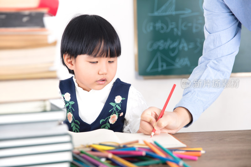 老师在给四岁女孩辅导