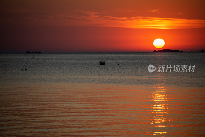 山东烟台第一海上浴场栈桥海上日出景观