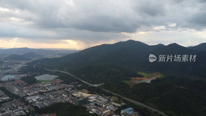 广东东莞：山峰上空密云满布