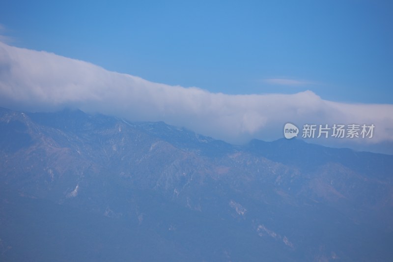 蓝天白云下的连绵山脉苍山洱海壮丽景象