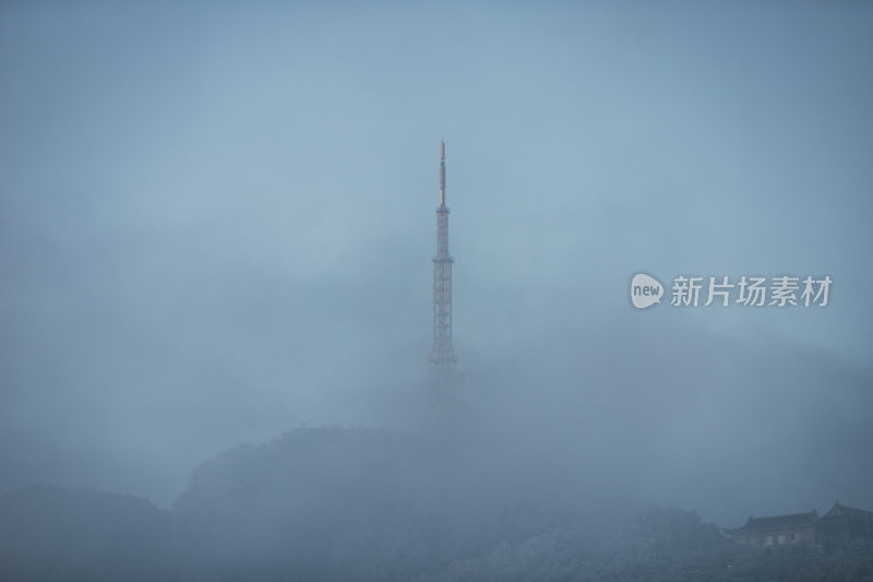 雾中高塔景象，尽显朦胧神秘氛围