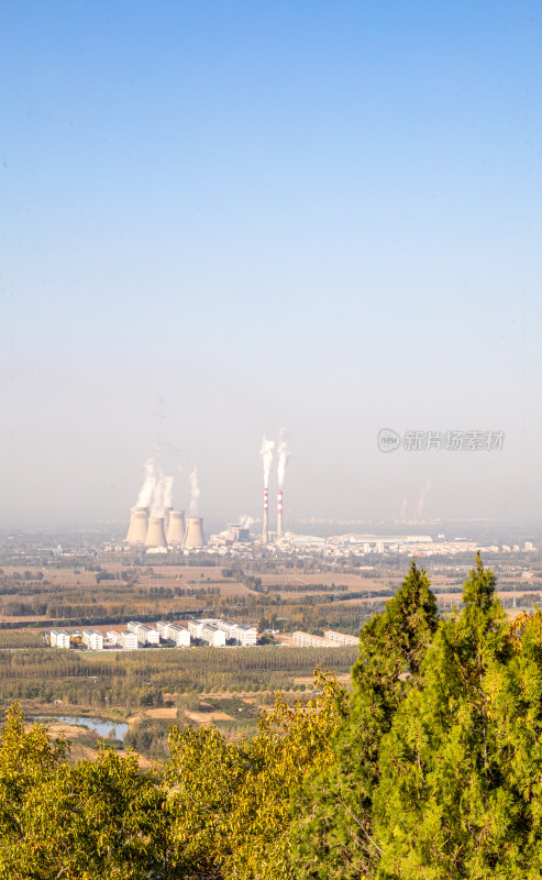 秋色背景中的山东济宁邹城华电邹县电厂