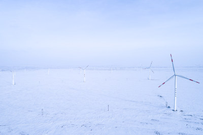 冬季雪地里的风力发电场