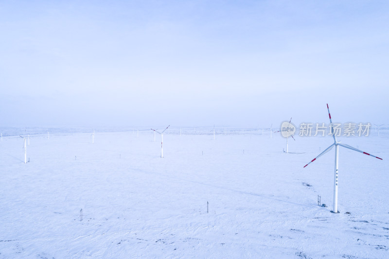 冬季雪地里的风力发电场