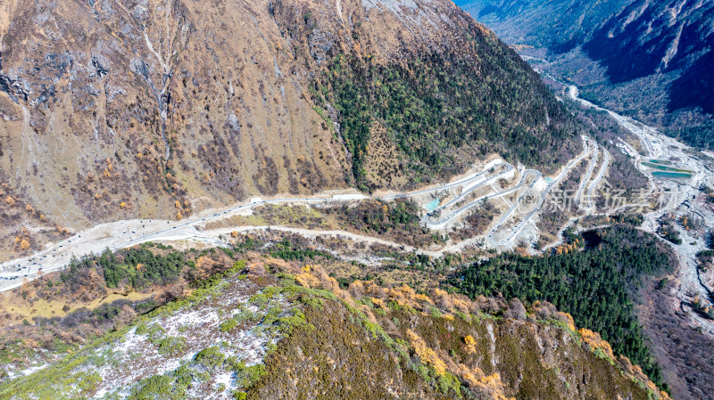 四川阿坝理小路的道路航拍