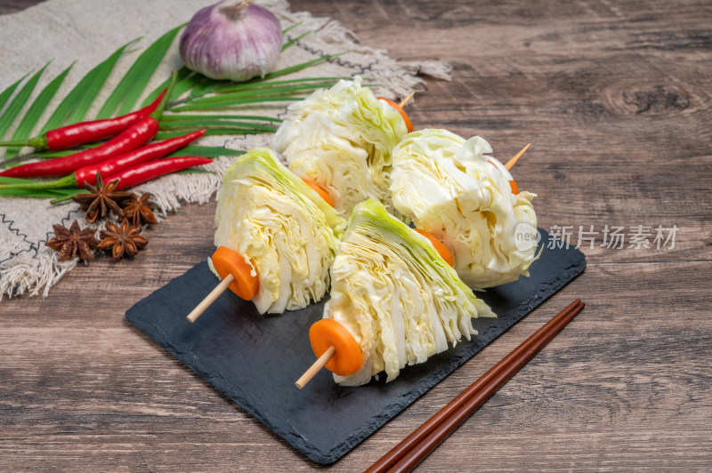 石板上的包菜串食材