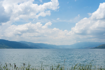 蓝天白云下的阳宗海湖光山色