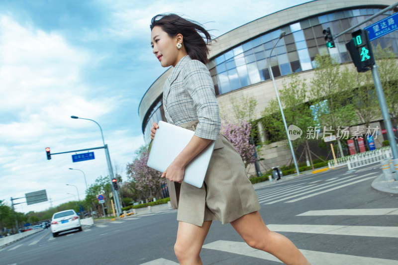 青年女人奔跑赶时间