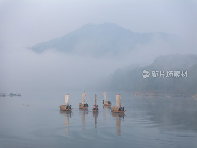 浙江丽水古堰画乡画廊孤帆丽影晨雾航拍