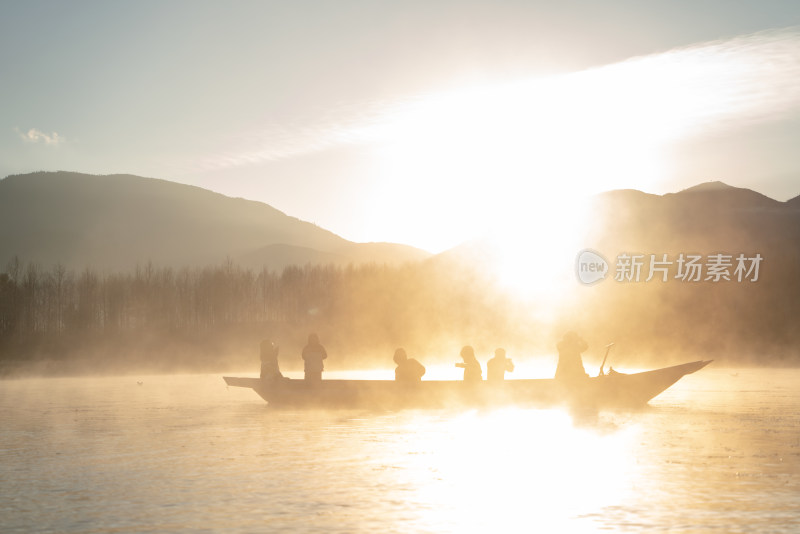 泸沽湖冬天唯美晨雾冬景