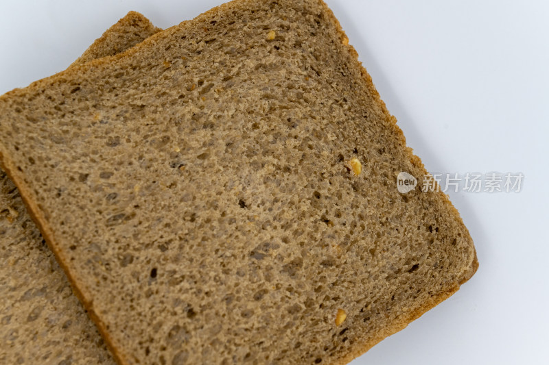 白色背景下的全麦吐司面包切片