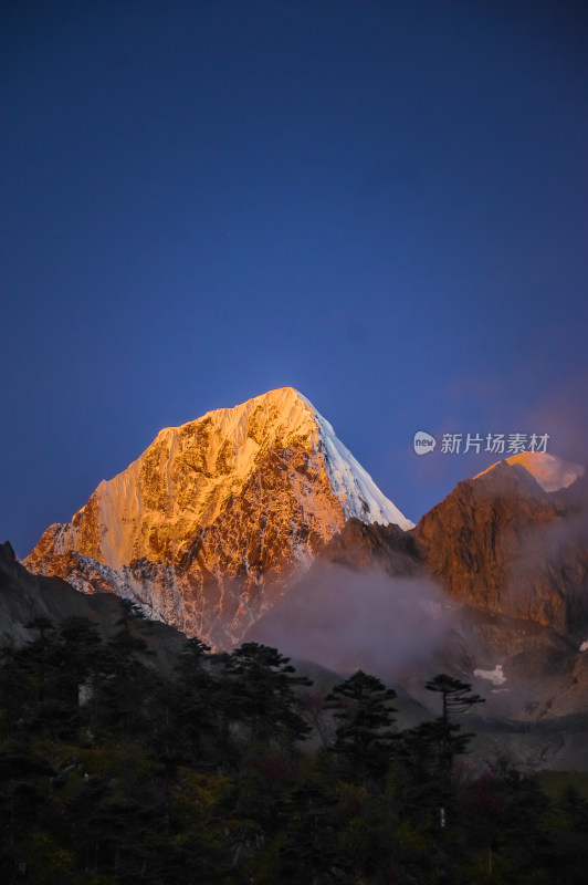 雪山日照金山自然风景