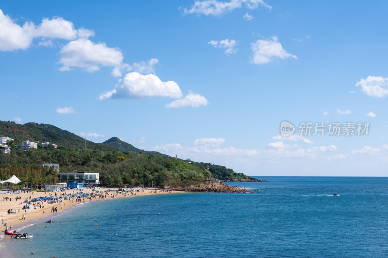 蓝天白云下的大连傅家庄公园海滨浴场