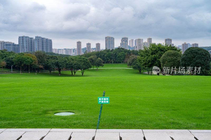 草坪换季生长播种维护中的重庆渝北中央公园