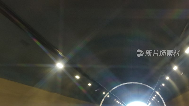 隧道内灯光照射场景