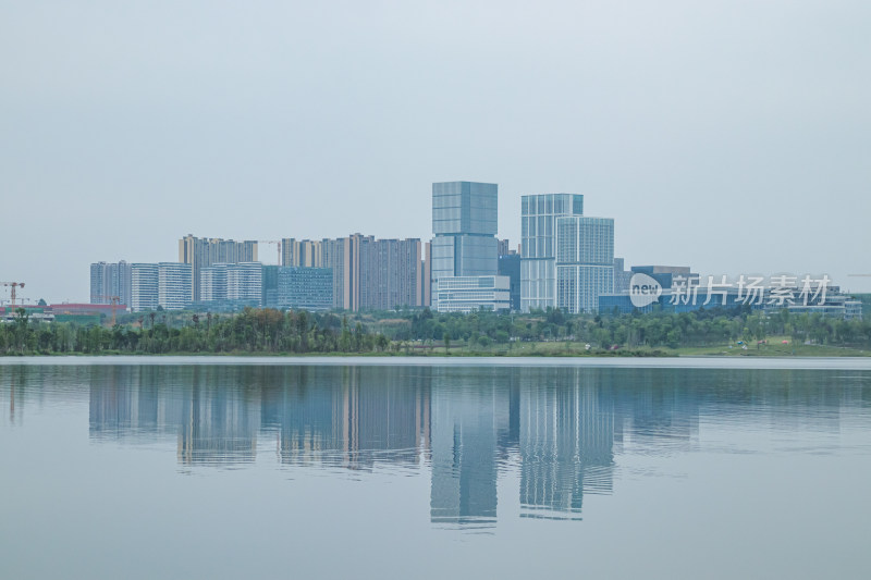 湖面倒影下的城市建筑