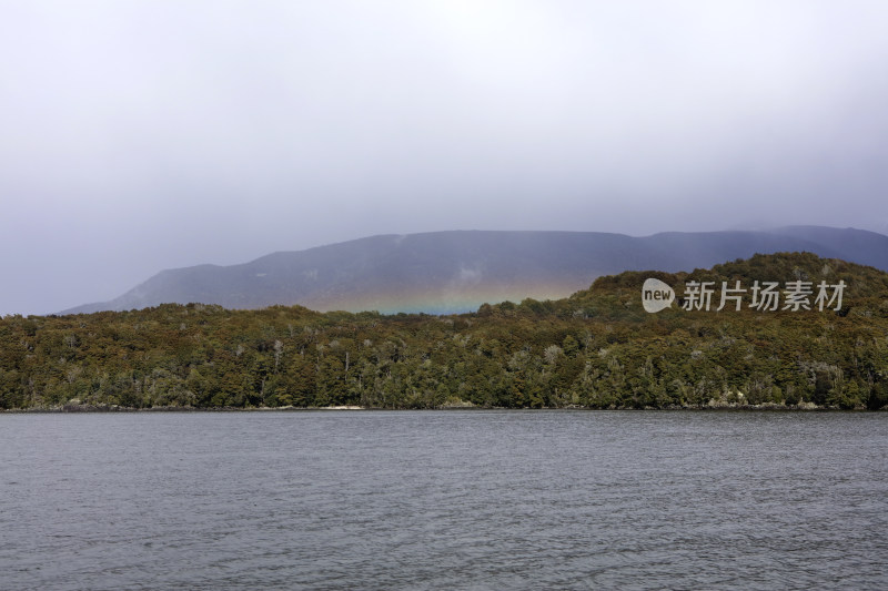 米尔福德峡湾：新西兰南岛的壮丽奇迹