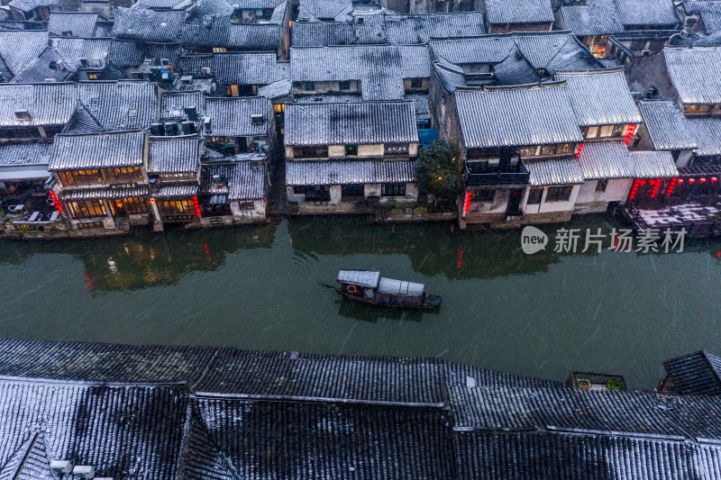 暮色中的古镇雪景