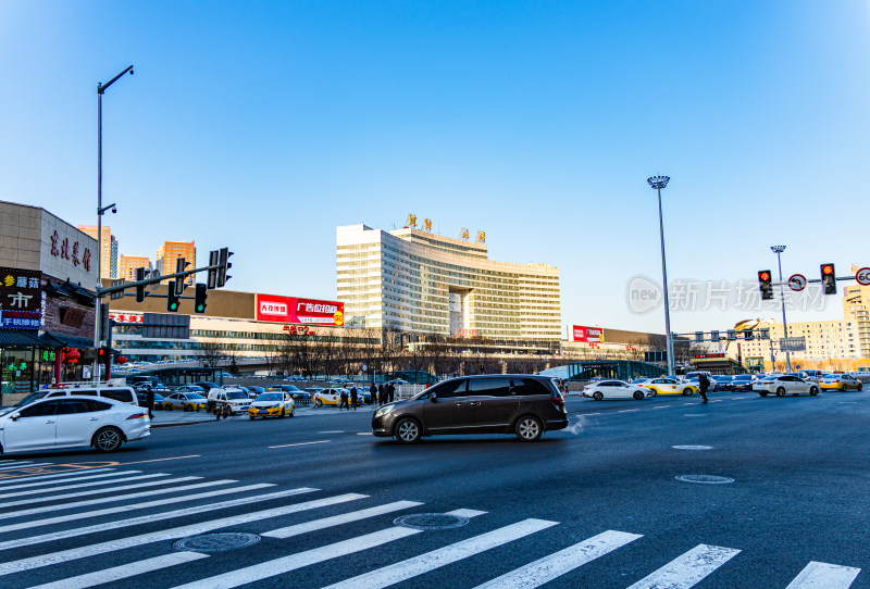 沈阳北站建筑群城市街道车辆穿行的繁忙景象