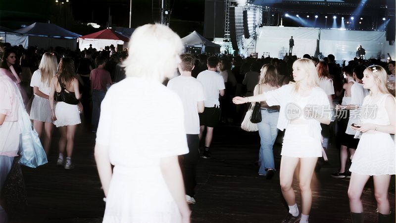 夜晚户外人群参加聚会场景