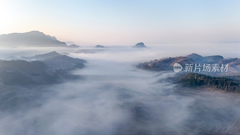 重庆酉阳：雾锁青山村庄靓