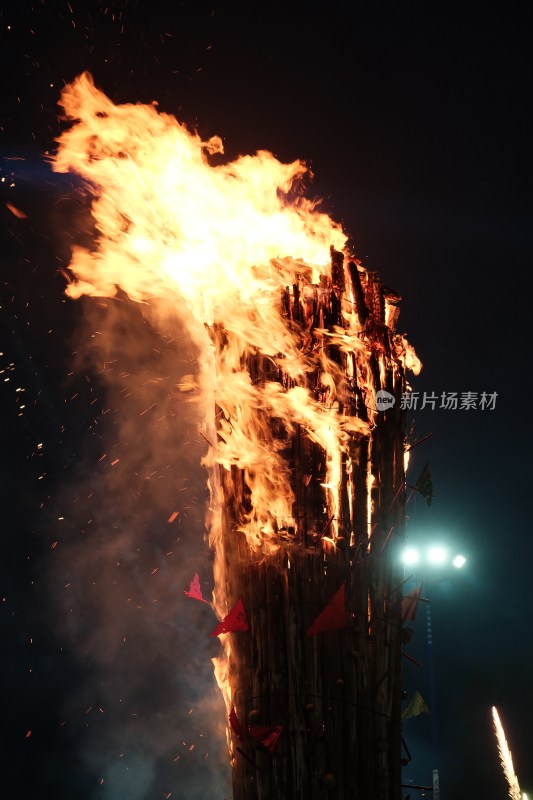 云南大理火把节夜晚熊熊燃烧的篝火