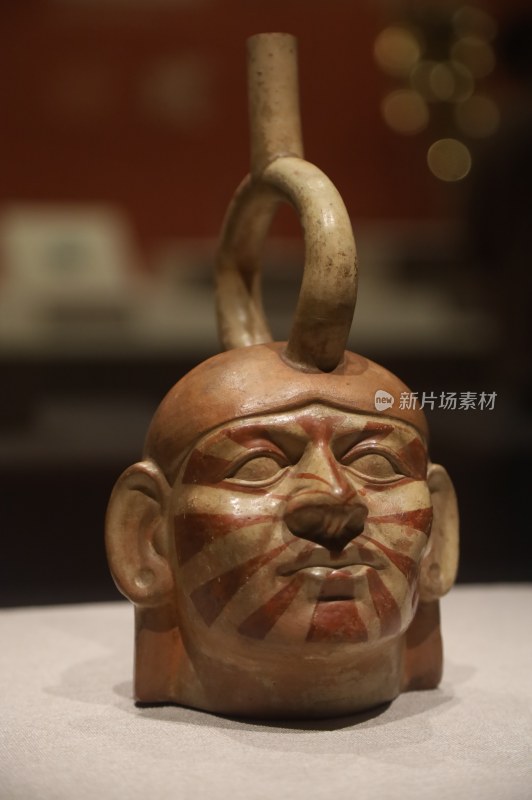 古代人面纹陶制器物特写