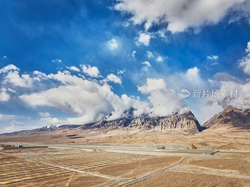 帕米尔旅游区的雪山