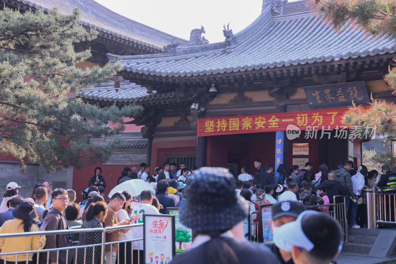 山西大同华严寺爆满各地游客人山人海的盛景