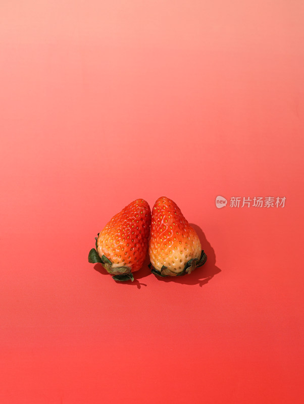 红色背景上的新鲜水果草莓