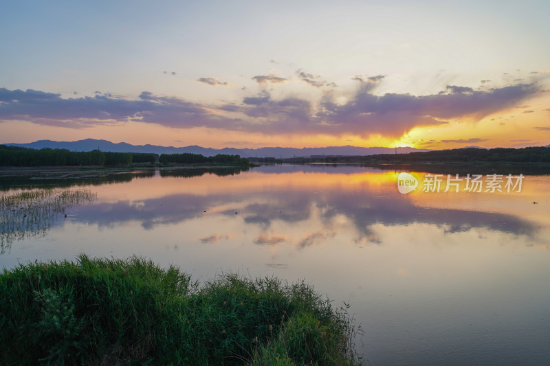 湖畔夕阳山水倒影美景