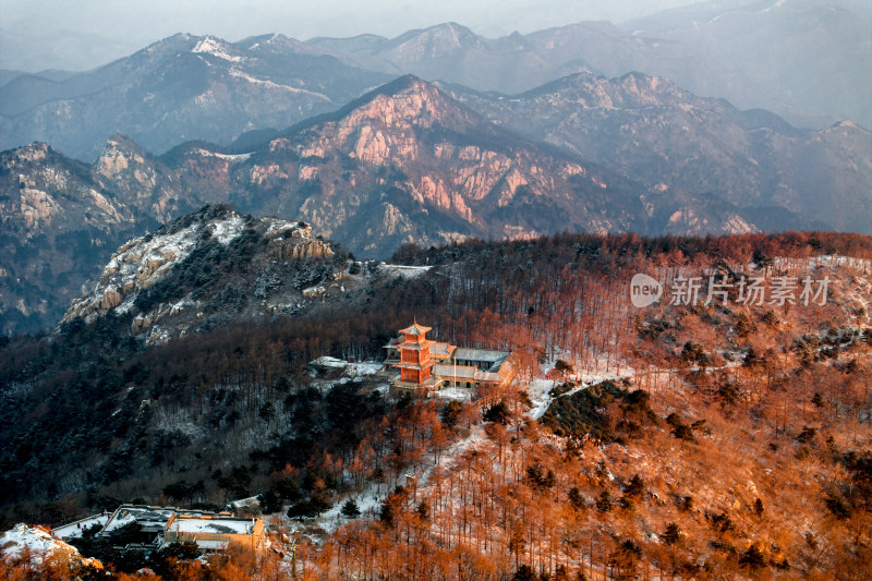 泰山晨曦，日出霞光洒满山