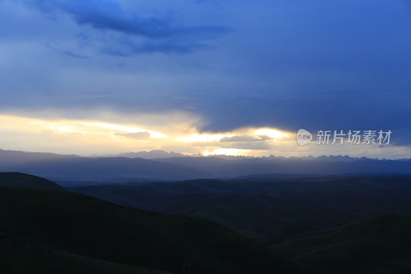 山峰日落时天空映衬的剪影景观