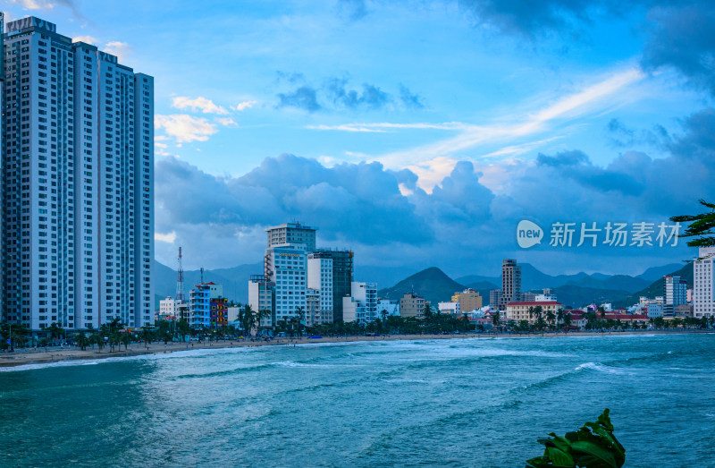 越南芽庄五指岩景区看滨海城市建筑与海景