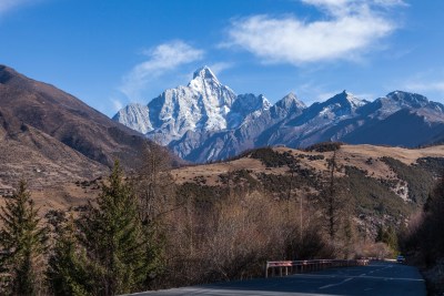 在巴郎山远眺四姑娘山