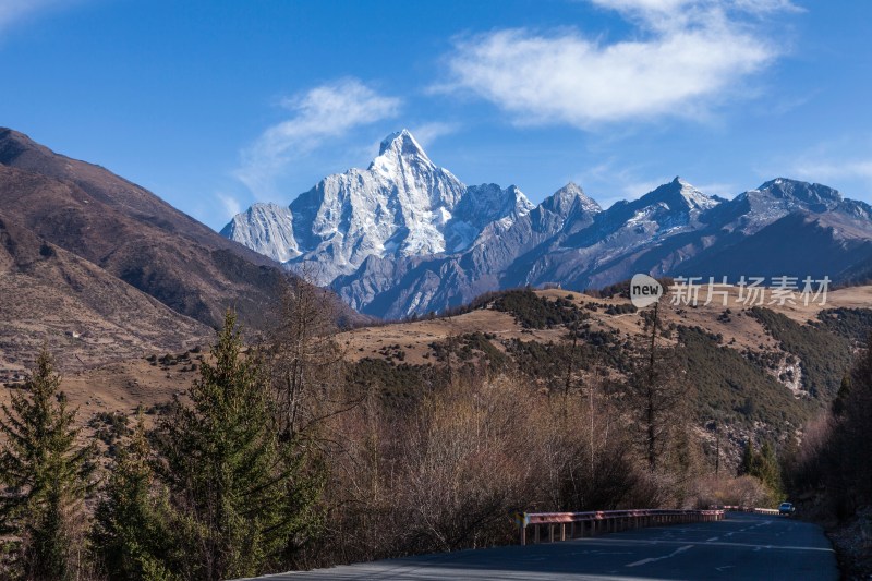 在巴郎山远眺四姑娘山