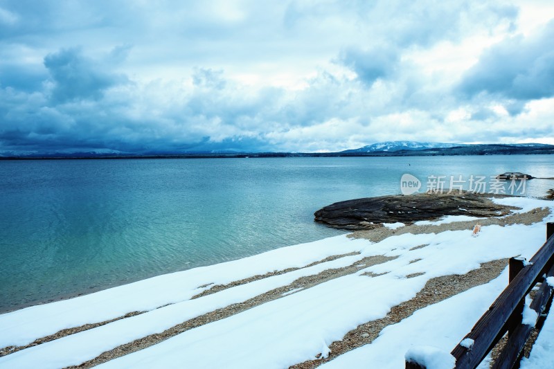 冬天森林公园湖边雪景