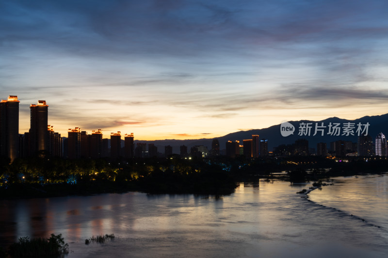 西双版纳景洪市河畔城市黄昏夜景