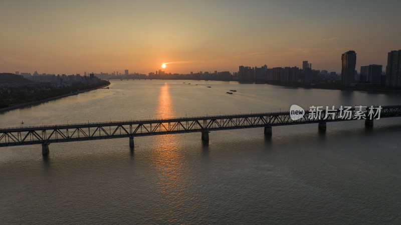 杭州市钱塘江大桥沿岸晨曦风光航拍